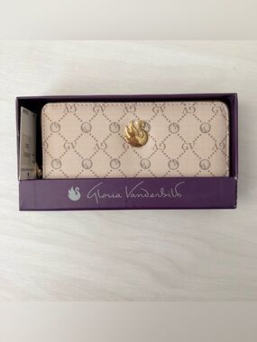 Gloria Vanderbilt wristlet wallet